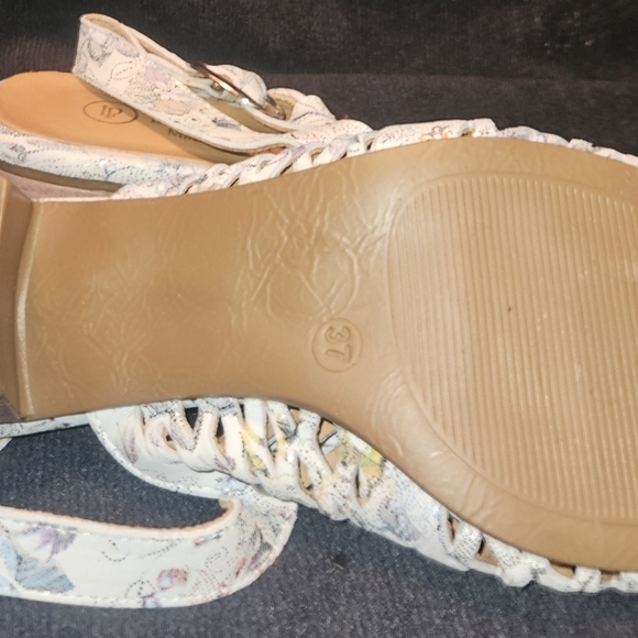 Sz 37 Floral Women's Low Heel Sandals with Buckle - Picture 13 of 14